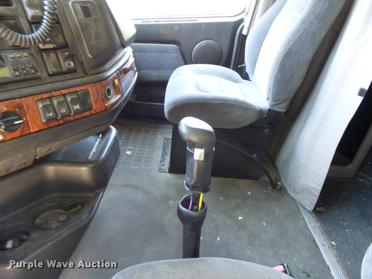 image for item DB1392 2001 Volvo VNL semi truck