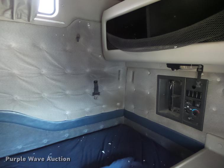 image for item DB1392 2001 Volvo VNL semi truck