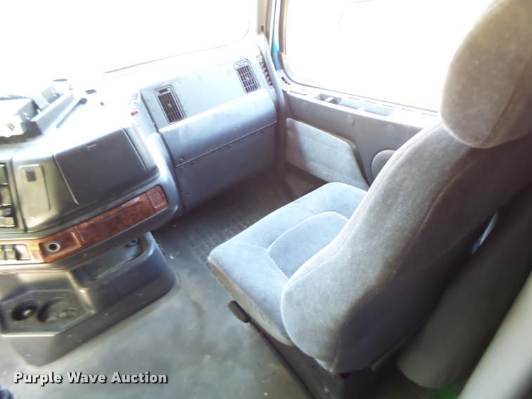 image for item DB1392 2001 Volvo VNL semi truck