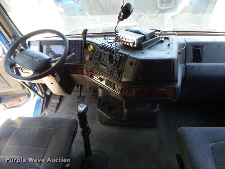 image for item DB1392 2001 Volvo VNL semi truck