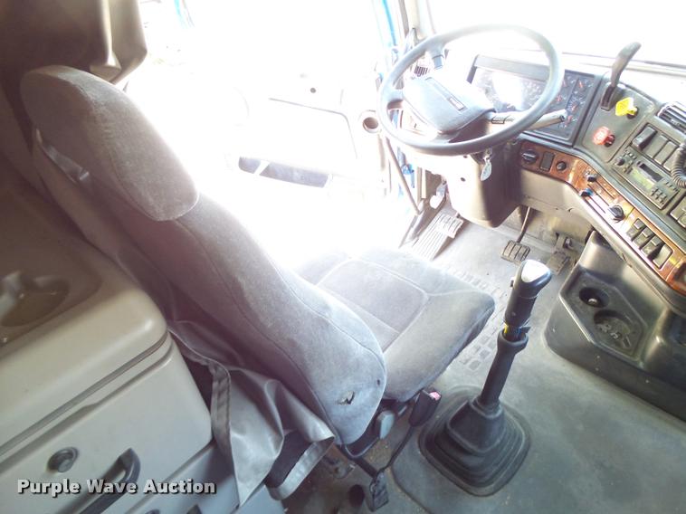 image for item DB1392 2001 Volvo VNL semi truck