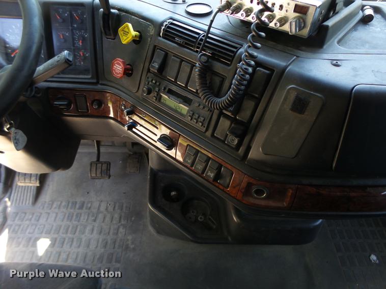 image for item DB1392 2001 Volvo VNL semi truck