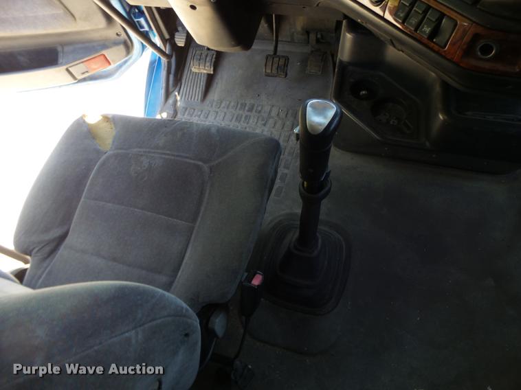 image for item DB1392 2001 Volvo VNL semi truck