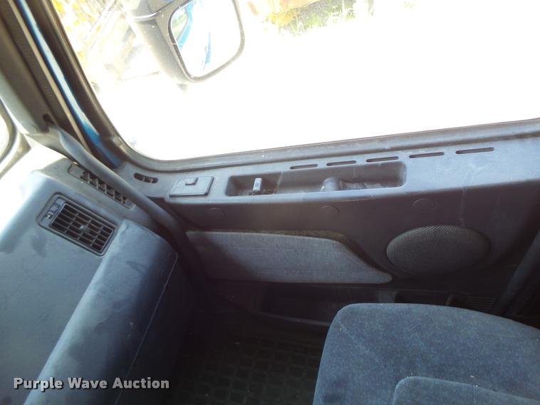 image for item DB1392 2001 Volvo VNL semi truck