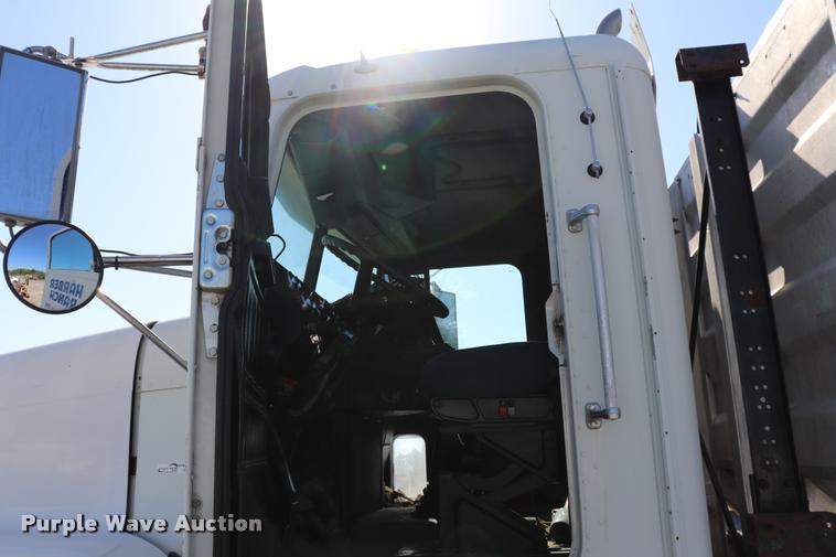 image for item DK9577 2001 Freightliner FLD120 semi truck