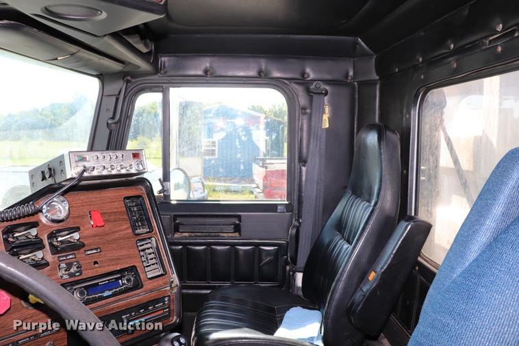 image for item DK9577 2001 Freightliner FLD120 semi truck