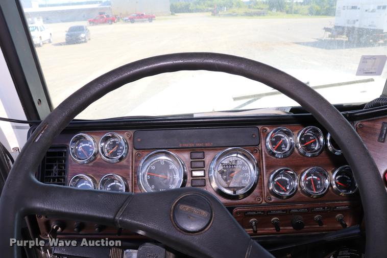 image for item DK9577 2001 Freightliner FLD120 semi truck