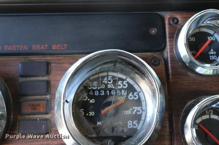 image for item DK9577 2001 Freightliner FLD120 semi truck