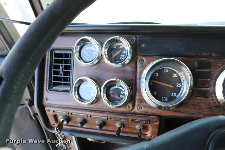 image for item DK9577 2001 Freightliner FLD120 semi truck