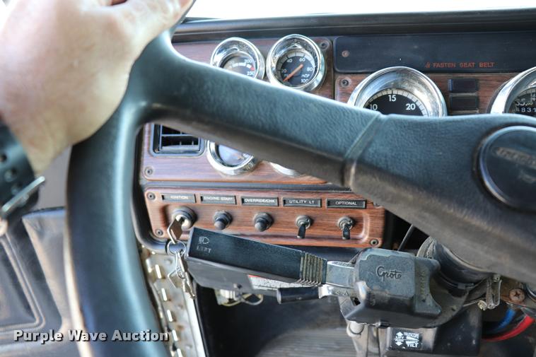 image for item DK9577 2001 Freightliner FLD120 semi truck