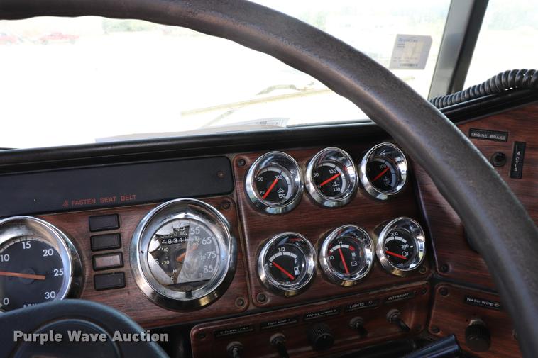 image for item DK9577 2001 Freightliner FLD120 semi truck