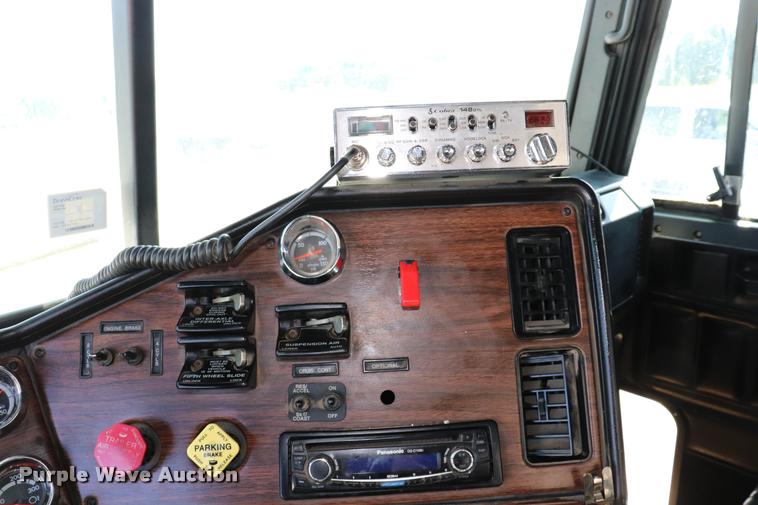 image for item DK9577 2001 Freightliner FLD120 semi truck