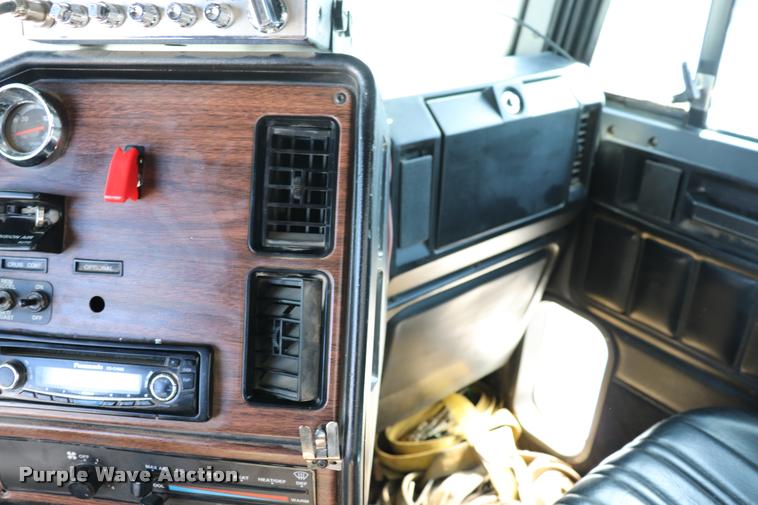 image for item DK9577 2001 Freightliner FLD120 semi truck