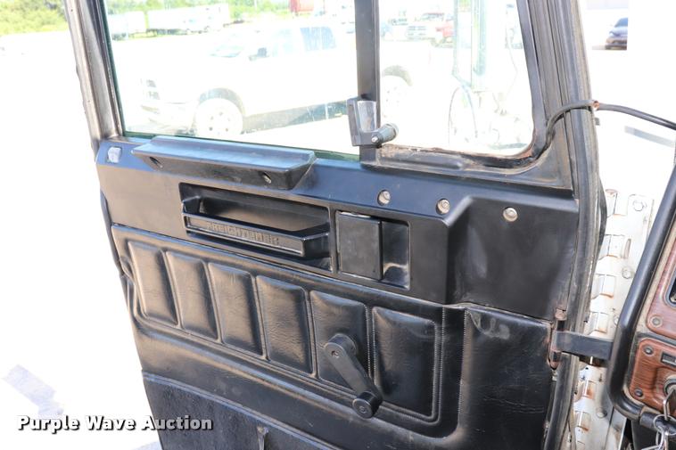 image for item DK9577 2001 Freightliner FLD120 semi truck