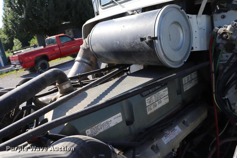 image for item DK9577 2001 Freightliner FLD120 semi truck