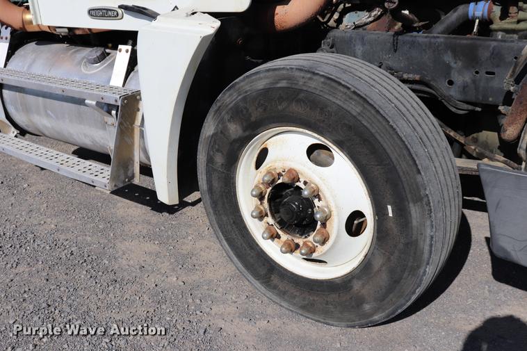 image for item DK9577 2001 Freightliner FLD120 semi truck