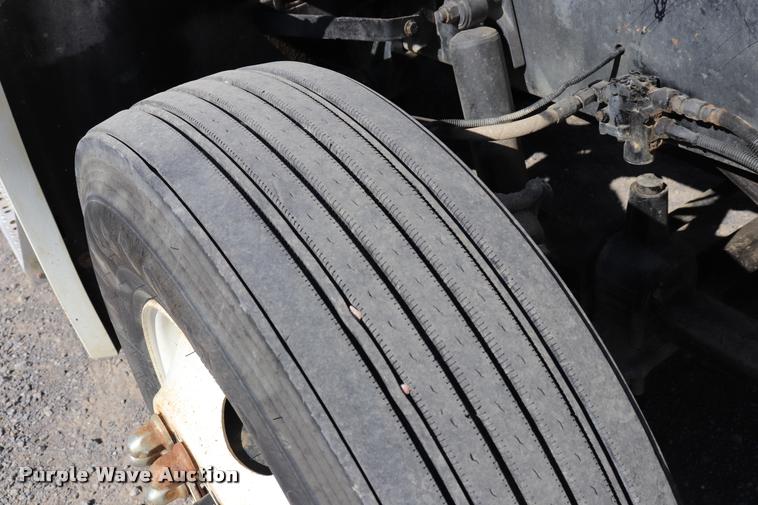 image for item DK9577 2001 Freightliner FLD120 semi truck