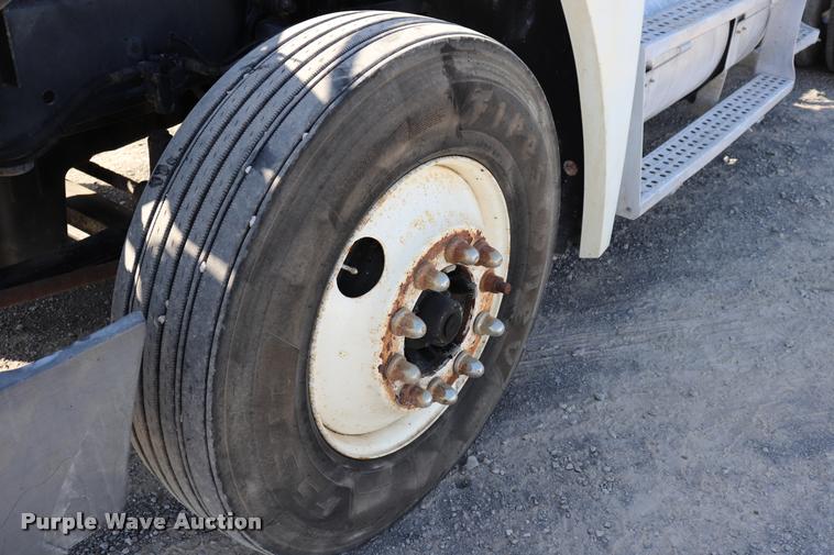 image for item DK9577 2001 Freightliner FLD120 semi truck