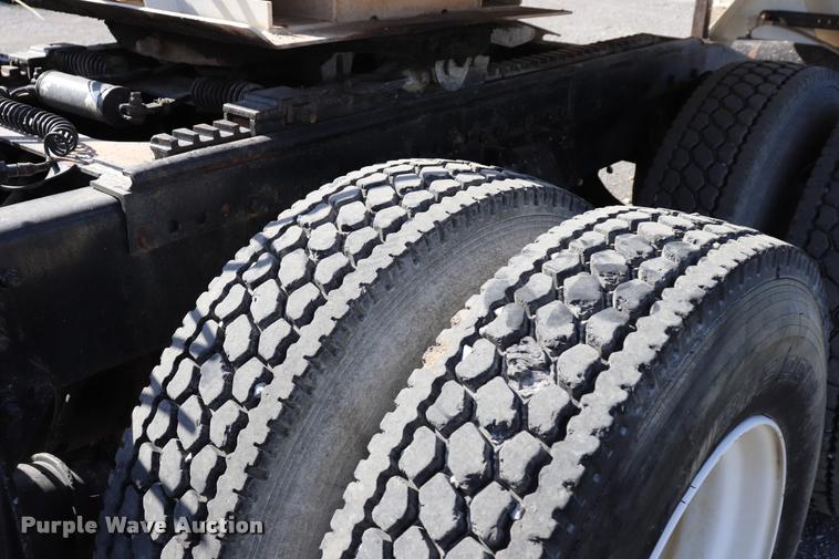 image for item DK9577 2001 Freightliner FLD120 semi truck