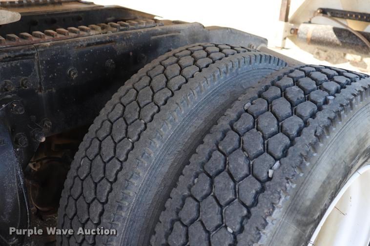 image for item DK9577 2001 Freightliner FLD120 semi truck