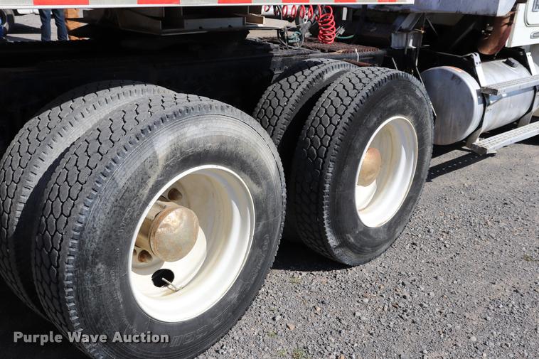 image for item DK9577 2001 Freightliner FLD120 semi truck