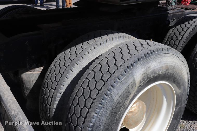 image for item DK9577 2001 Freightliner FLD120 semi truck