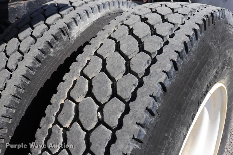 image for item DK9577 2001 Freightliner FLD120 semi truck