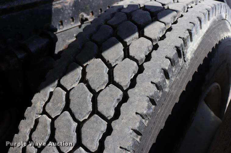 image for item DK9577 2001 Freightliner FLD120 semi truck