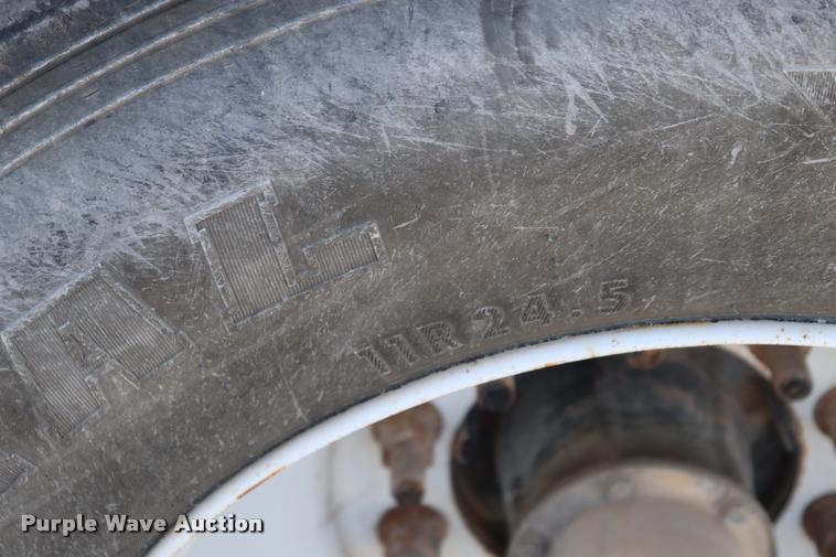 image for item DK9577 2001 Freightliner FLD120 semi truck