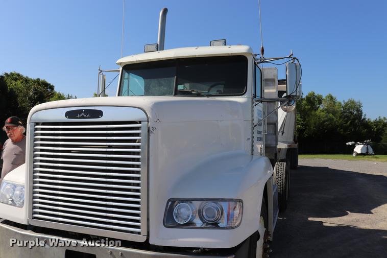 image for item DK9577 2001 Freightliner FLD120 semi truck