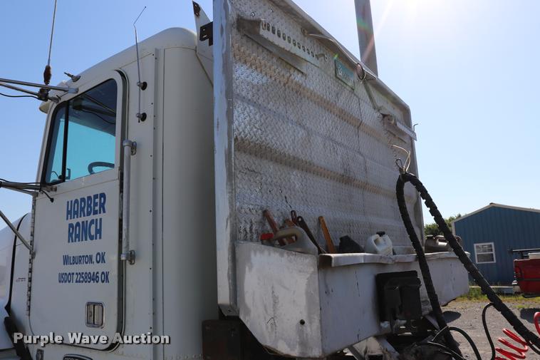 image for item DK9577 2001 Freightliner FLD120 semi truck