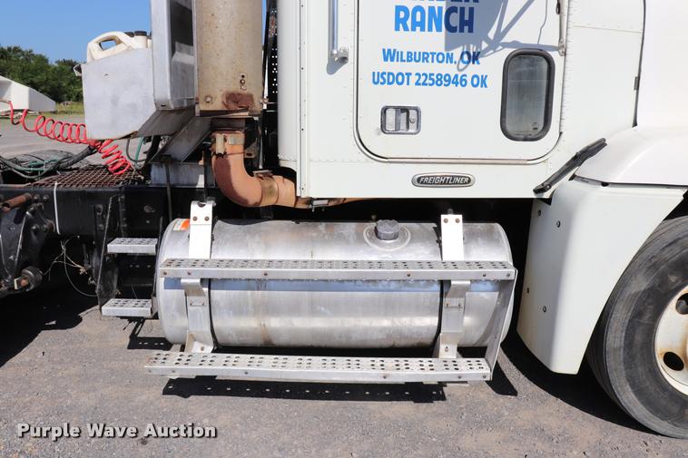 image for item DK9577 2001 Freightliner FLD120 semi truck