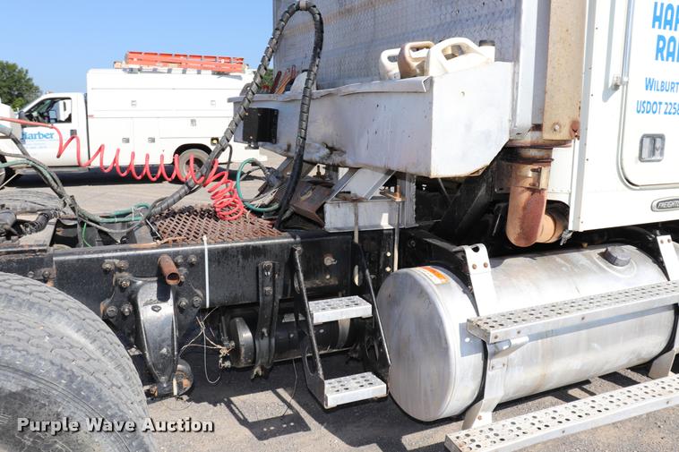 image for item DK9577 2001 Freightliner FLD120 semi truck