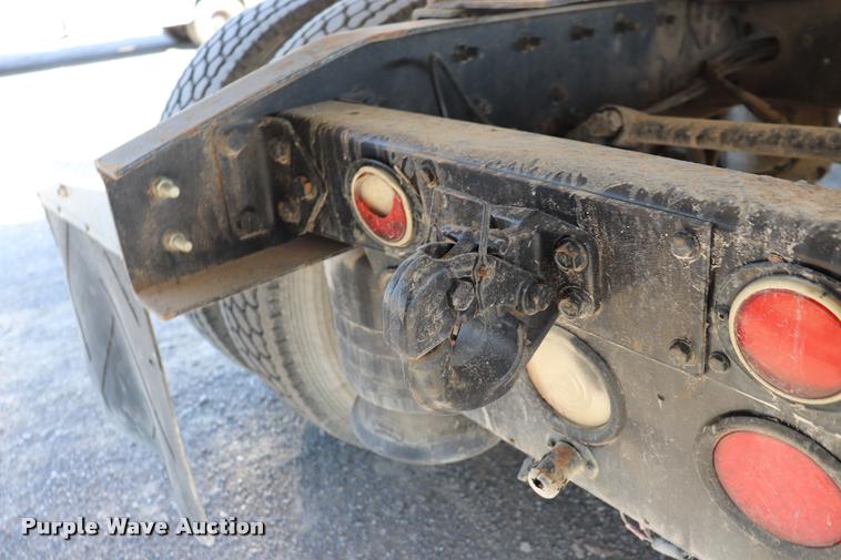 image for item DK9577 2001 Freightliner FLD120 semi truck