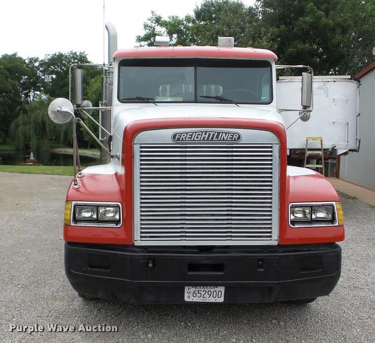 image for item J8608 1993 Freightliner FLD112 semi truck