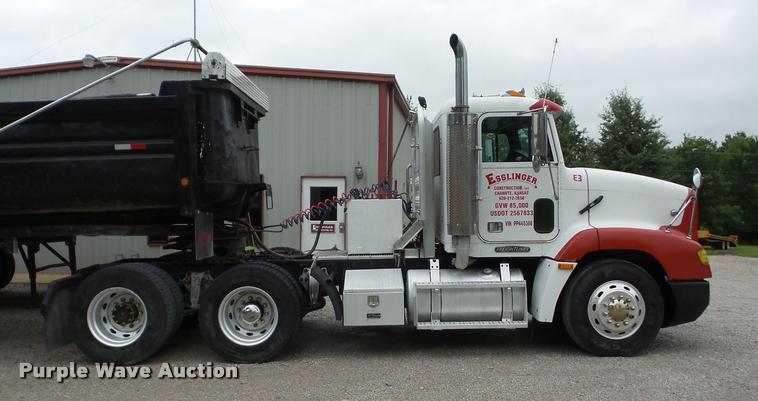 image for item J8608 1993 Freightliner FLD112 semi truck