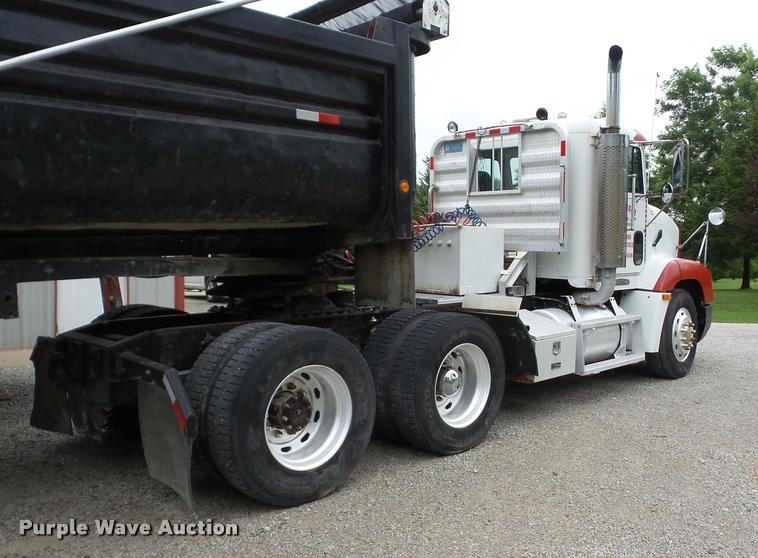 image for item J8608 1993 Freightliner FLD112 semi truck