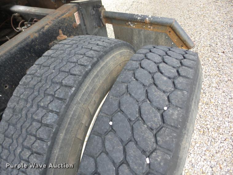 image for item J8608 1993 Freightliner FLD112 semi truck