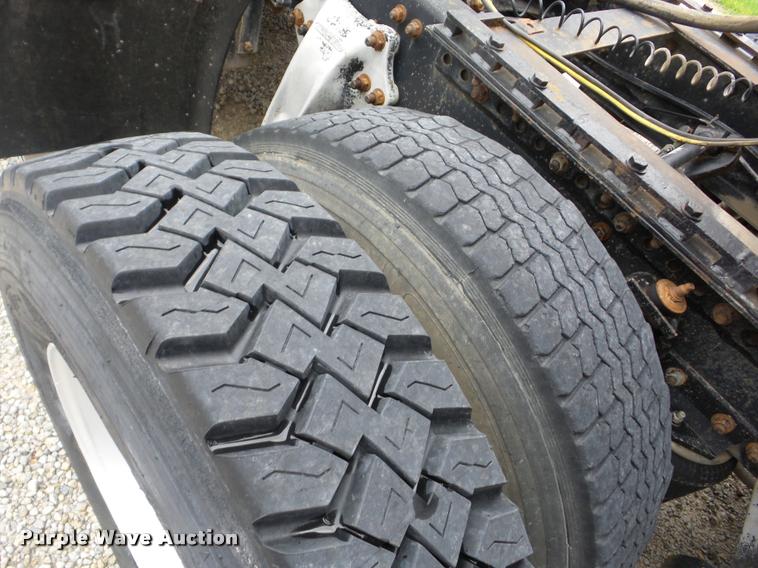 image for item J8608 1993 Freightliner FLD112 semi truck