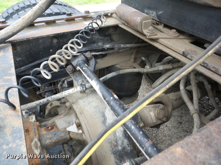 image for item J8608 1993 Freightliner FLD112 semi truck