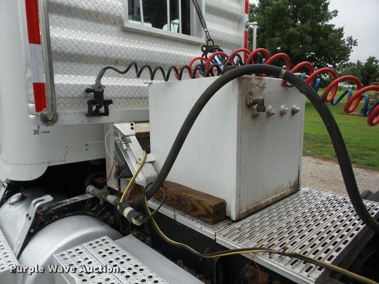 image for item J8608 1993 Freightliner FLD112 semi truck