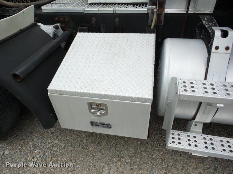 image for item J8608 1993 Freightliner FLD112 semi truck