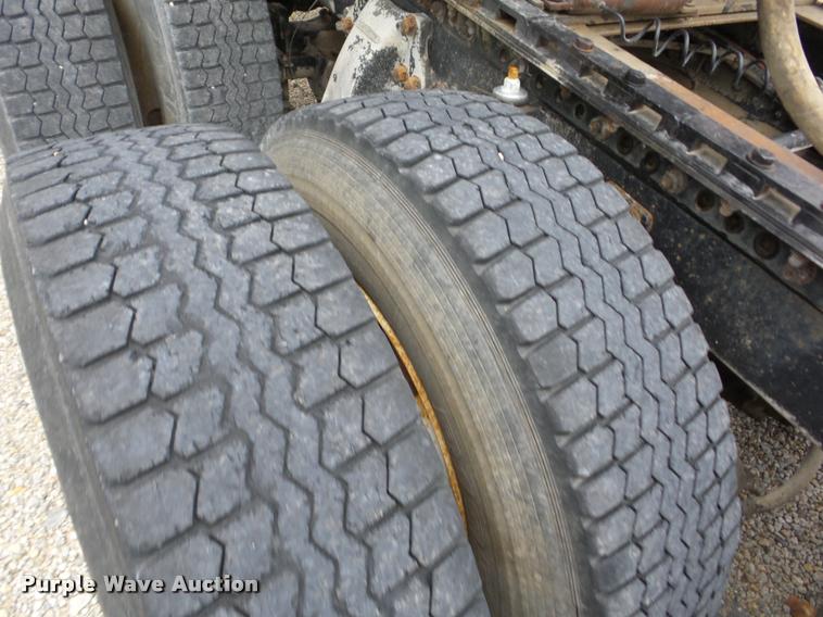 image for item J8608 1993 Freightliner FLD112 semi truck