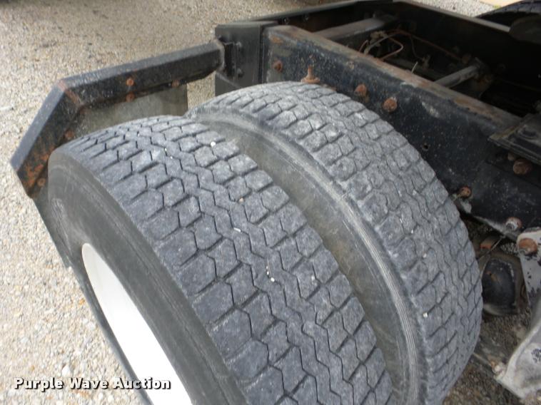 image for item J8608 1993 Freightliner FLD112 semi truck