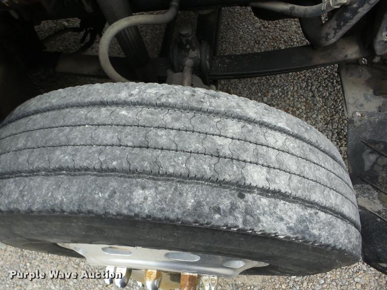 image for item J8608 1993 Freightliner FLD112 semi truck