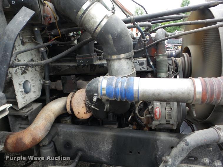 image for item J8608 1993 Freightliner FLD112 semi truck