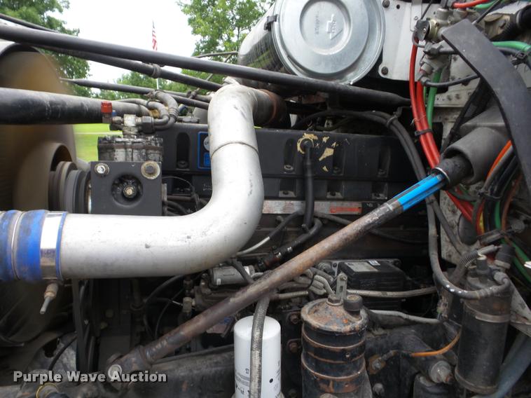 image for item J8608 1993 Freightliner FLD112 semi truck