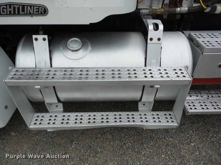 image for item J8608 1993 Freightliner FLD112 semi truck