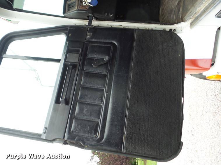 image for item J8608 1993 Freightliner FLD112 semi truck