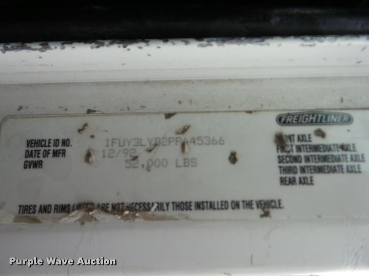 image for item J8608 1993 Freightliner FLD112 semi truck